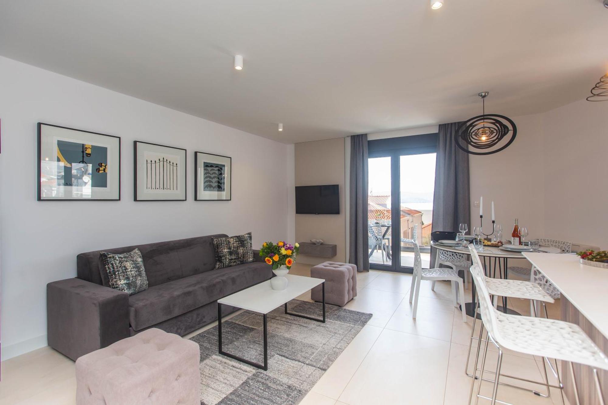 21 B Apartment *